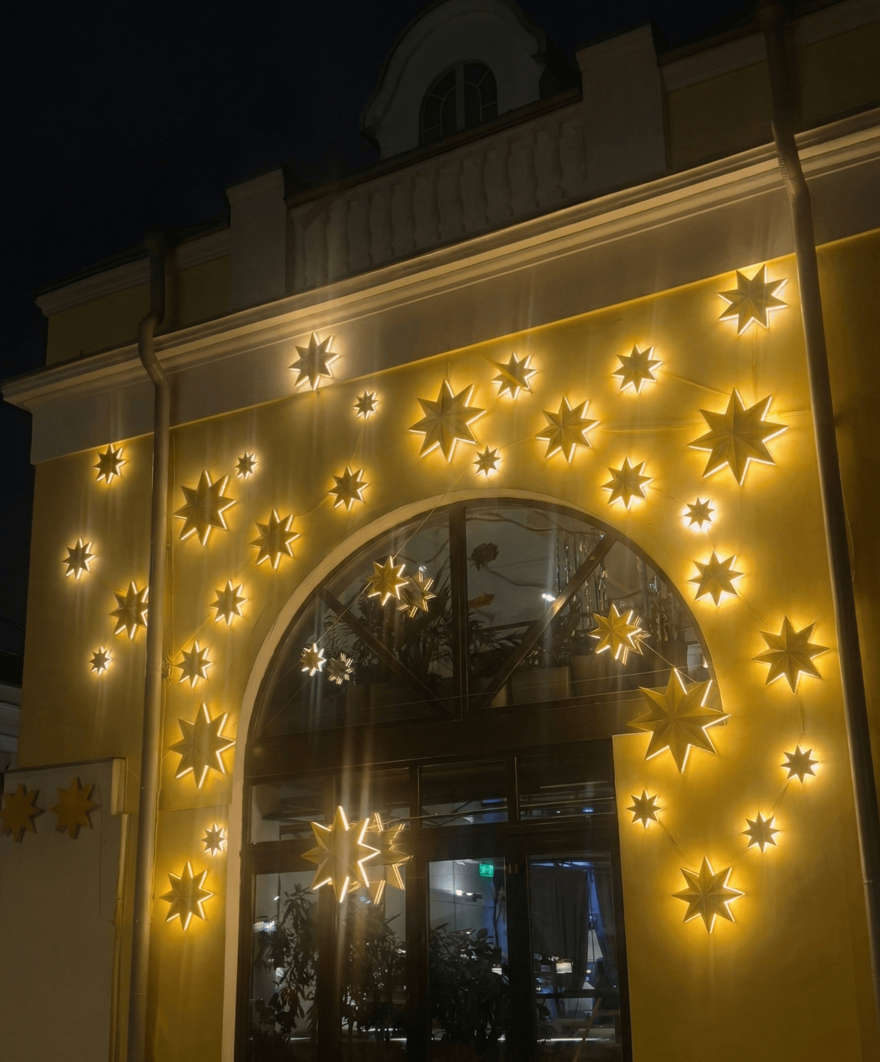 3D-печать светового уличного декора: светящиеся звезды для фасада ресторана