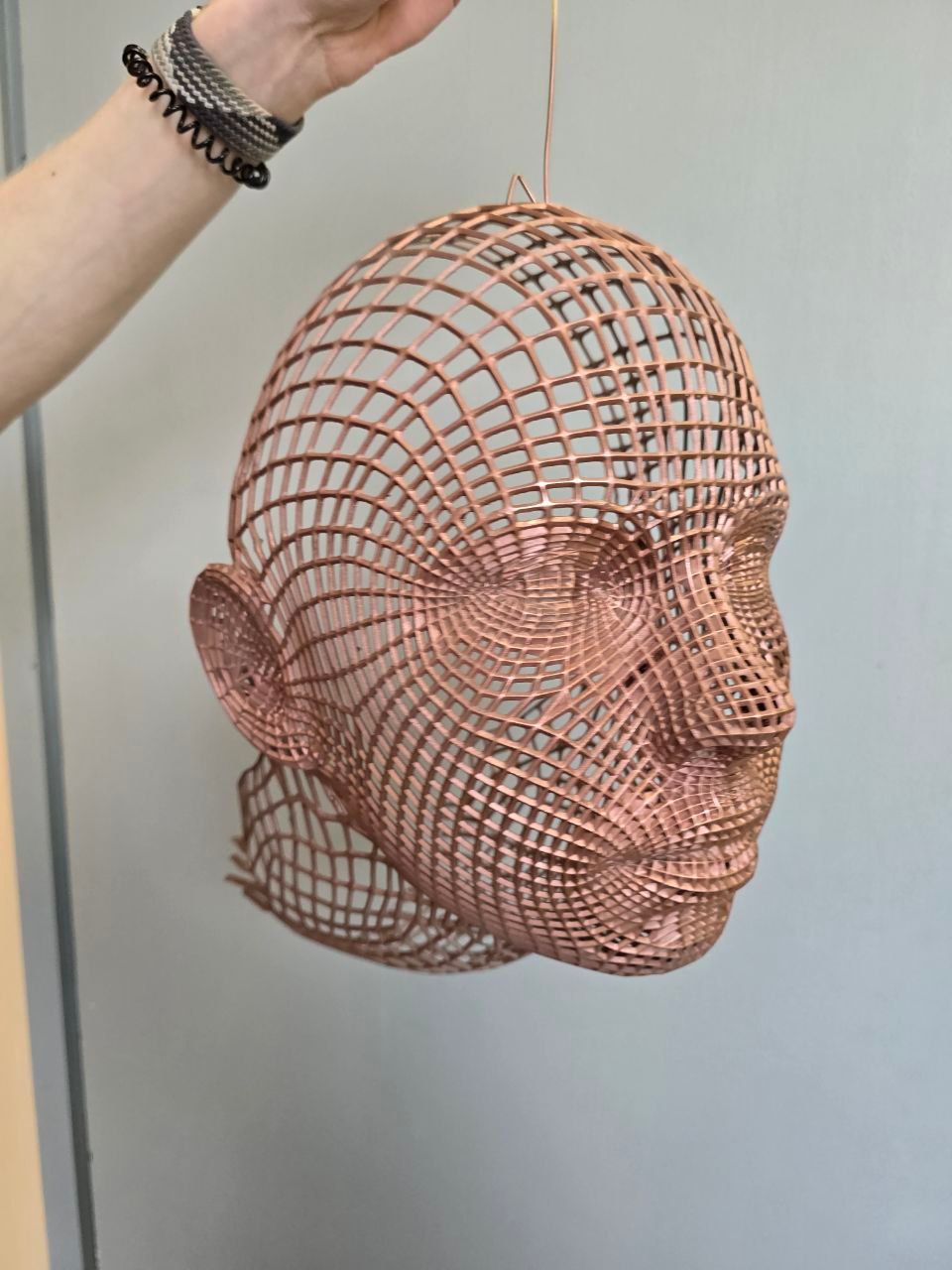 3D-печать и покраска архитектурного декора: сетчатая маска-фонтан под медь