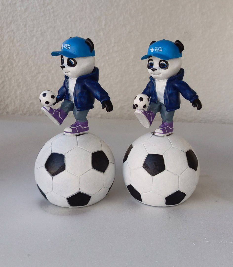 Фигурка панды с мячом